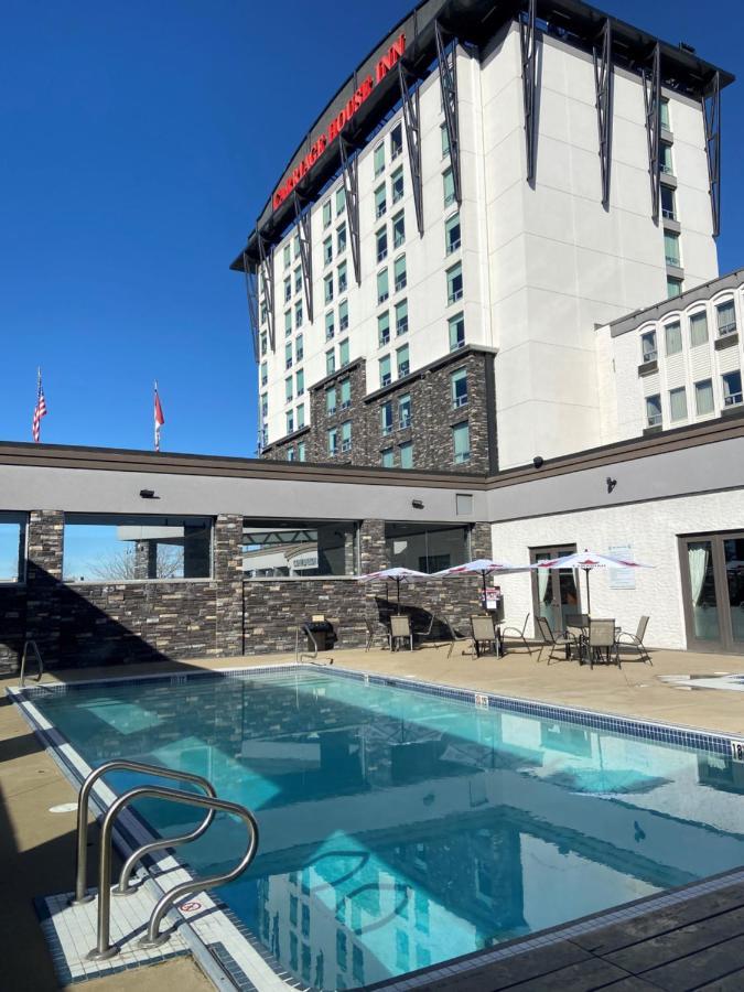 Carriage House Hotel And Conference Centre Calgary Exterior photo